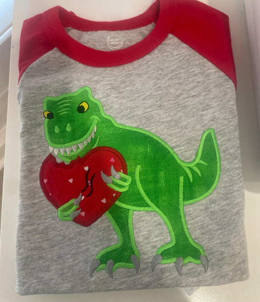 T-Rex de San Valentín mordiendo un corazón