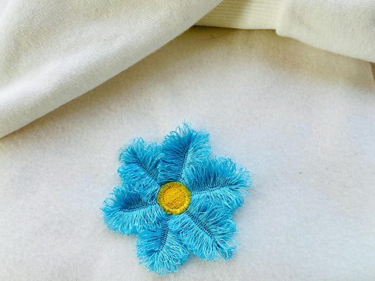 Single Fringed Daisy Floral Embroidery Design