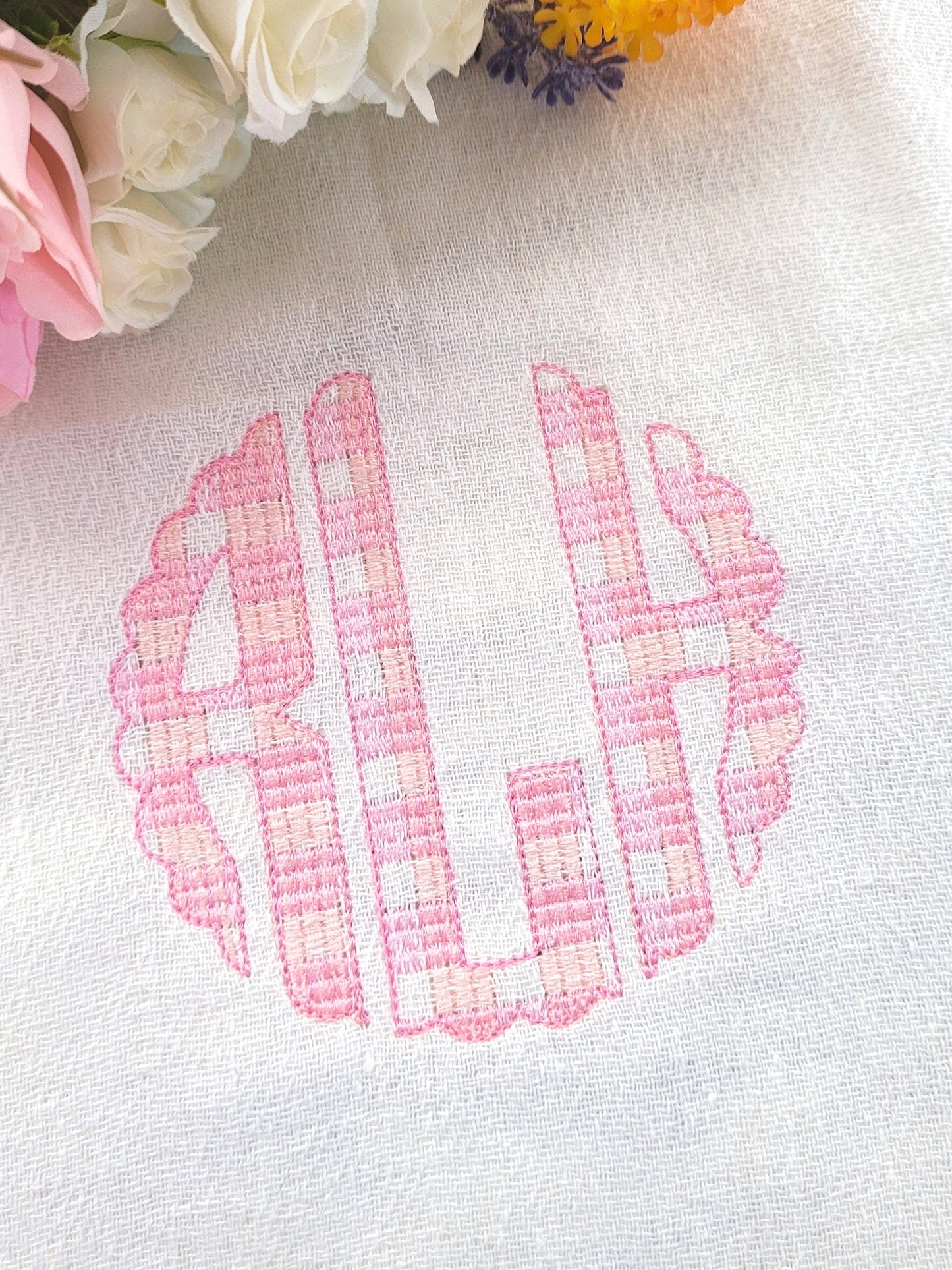Scalloped Plaid Gingham Circle Monogram Font