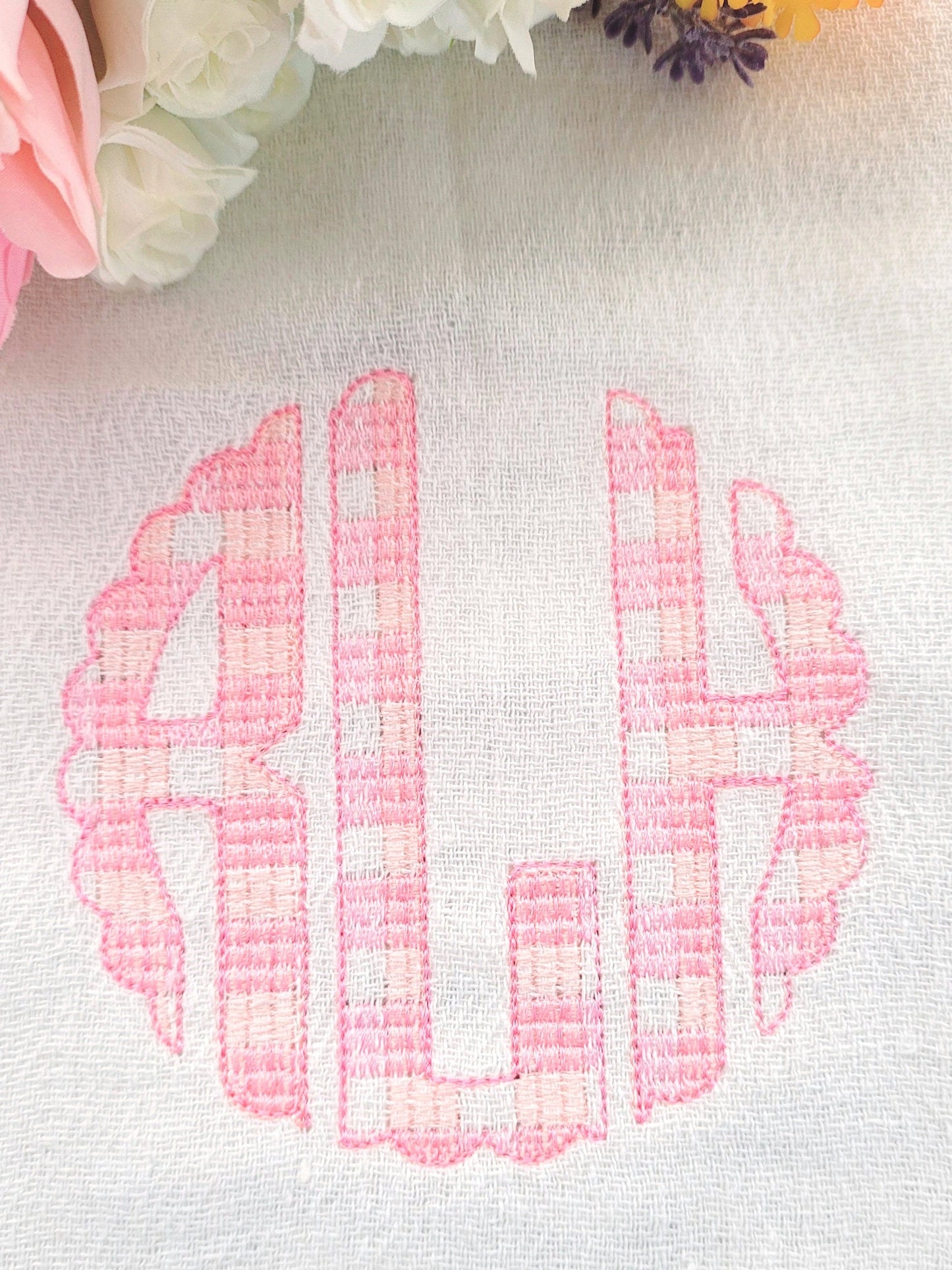 Scalloped Plaid Gingham Circle Monogram Font