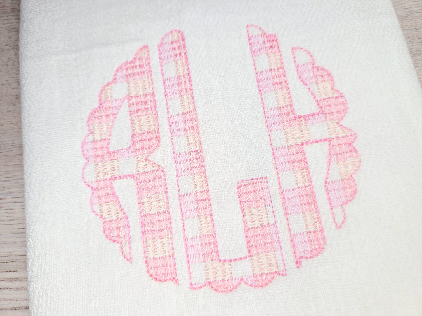 Scalloped Plaid Gingham Circle Monogram Font