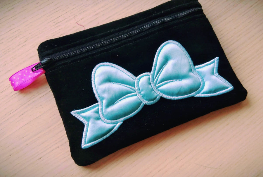 Minnie Bow Lined Zipper Bag ITH