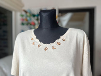 Scalloped Neckline Cutout With Paw
