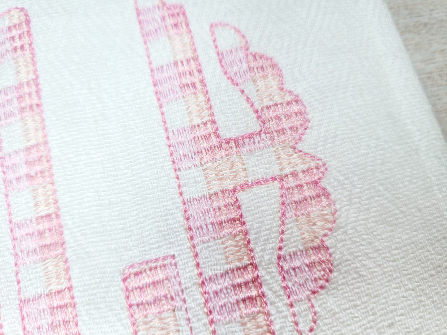 Scalloped Plaid Gingham Circle Monogram Font