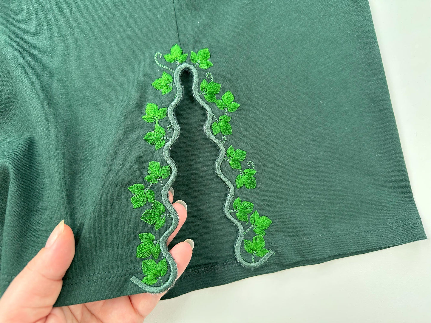 Floral Ivy Leaf Scalloped Edge