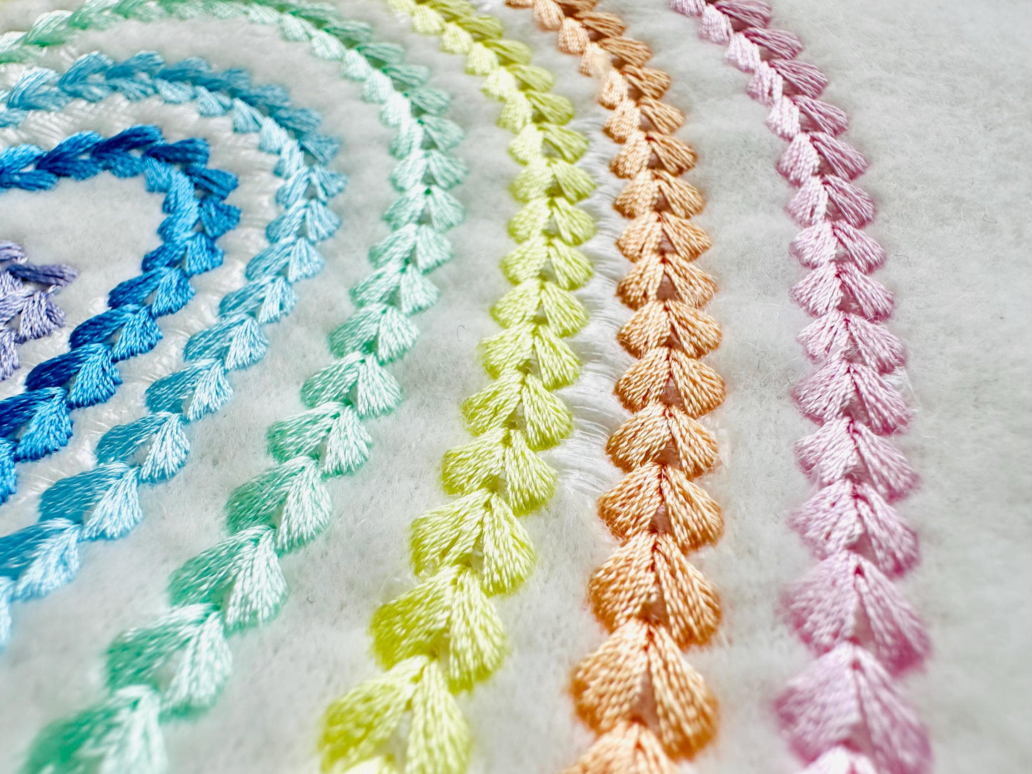 Extra bold chain Rainbow with Fluffy fringed Flower Daisy floral fringe