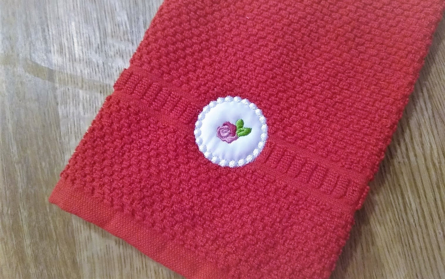 Accent Mini Rose in Pearl Stitch Circle Applique