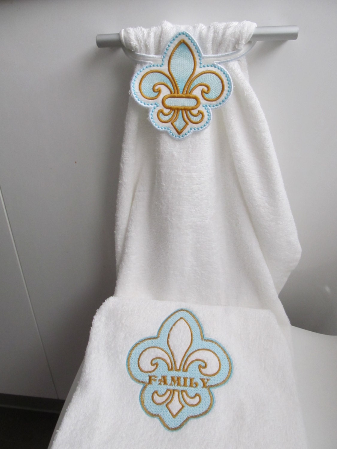 Fleur de Lis Towel Topper ITH
