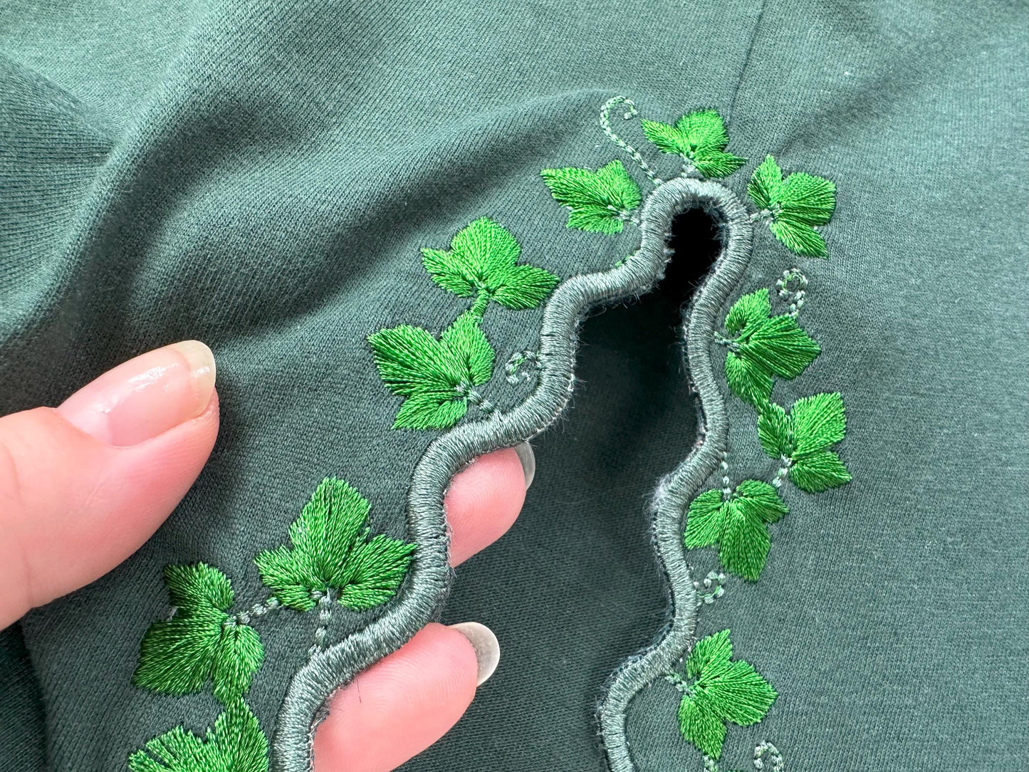 Floral Ivy Leaf Scalloped Edge