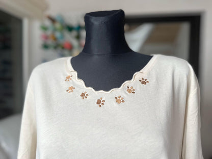 Scalloped Neckline Cutout With Paw