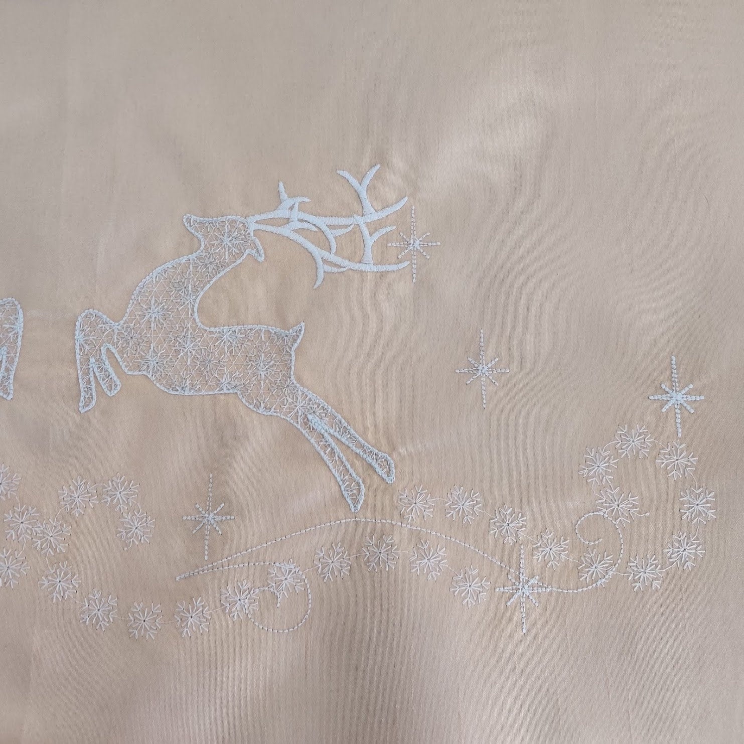 Reindeer glow in the dark machine embroidery designs Merry Christmas Deer Table runner Christmas skirt Banner Garden flag