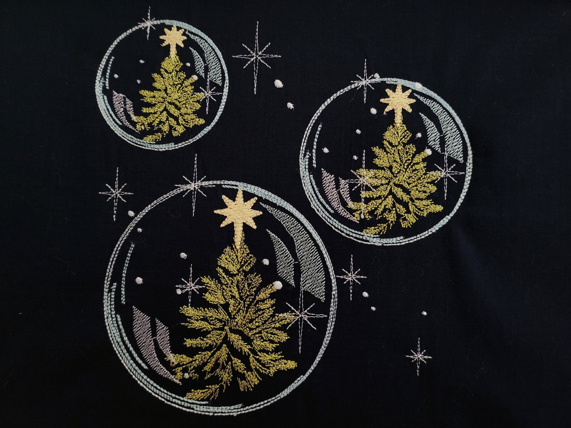Single Christmas bubble light stitch design and design of 3 soap bubbles, twinkle Christmas tree machine embroidery designs