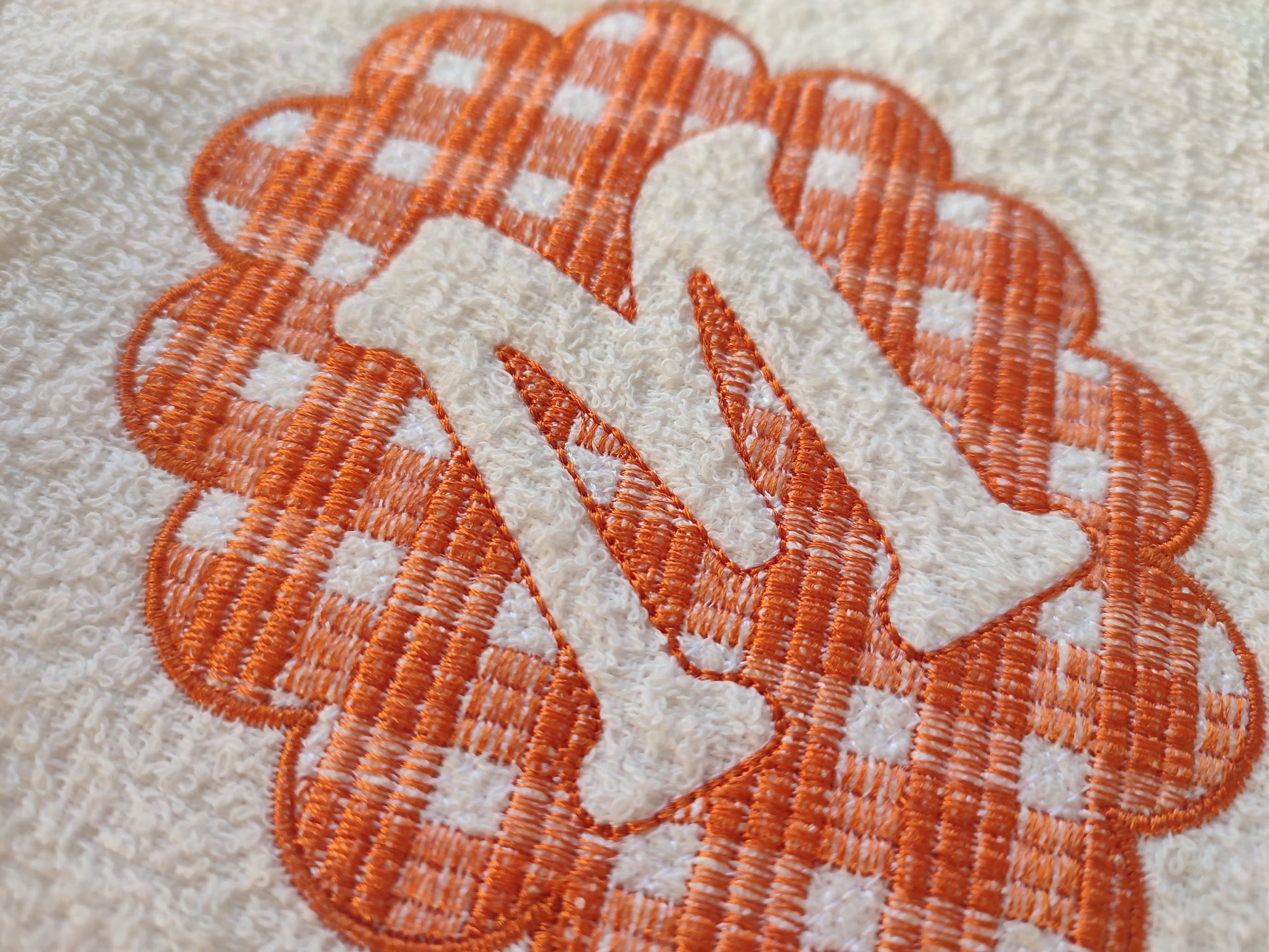 Gingham scalloped Monogram in oval shape embossed initial letters A-Z machine embroidery designs Christmas wedding