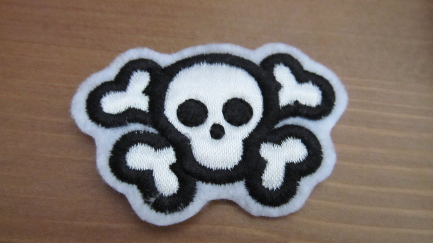 Simple Skull and Crossbones – Bow embroidery design by Artapli