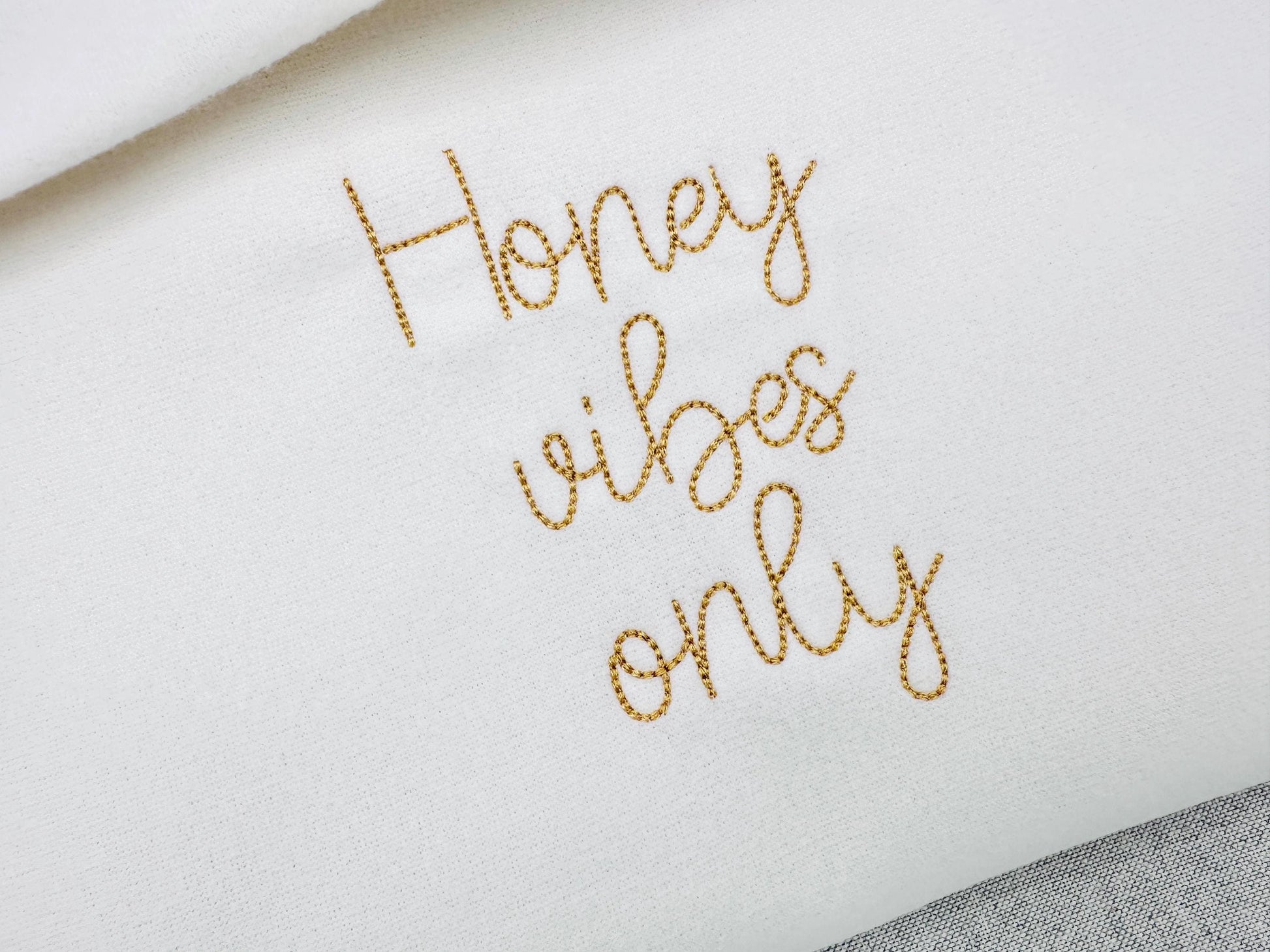 Handwritten script Font Honey Bean – Baby embroidery design by Artapli