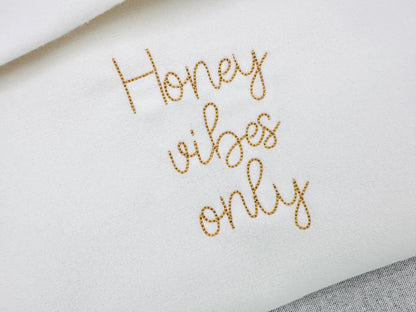 Handwritten script Font Honey Bean – Baby embroidery design by Artapli