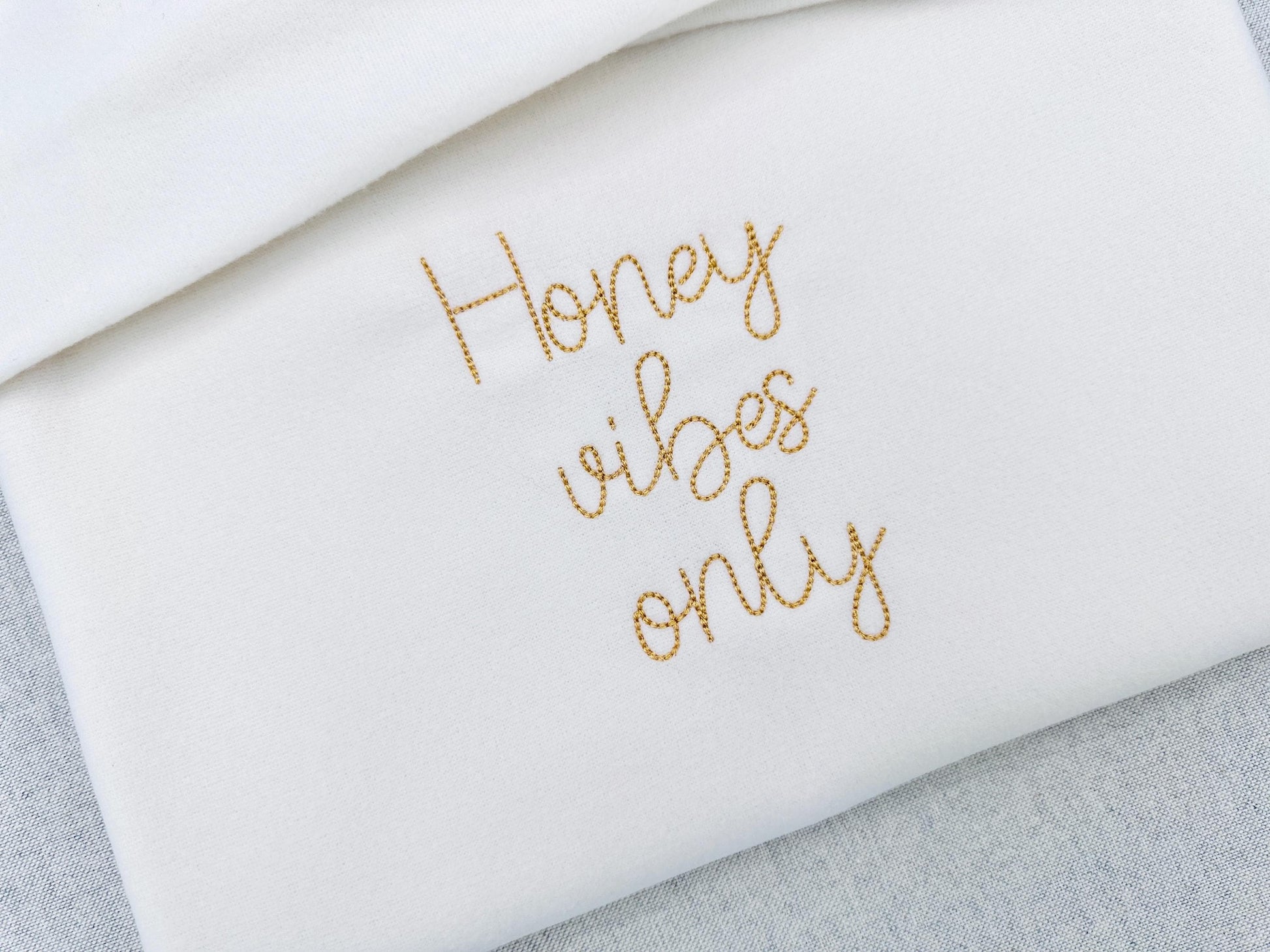 Handwritten script Font Honey Bean – Font machine embroidery pattern by Artapli