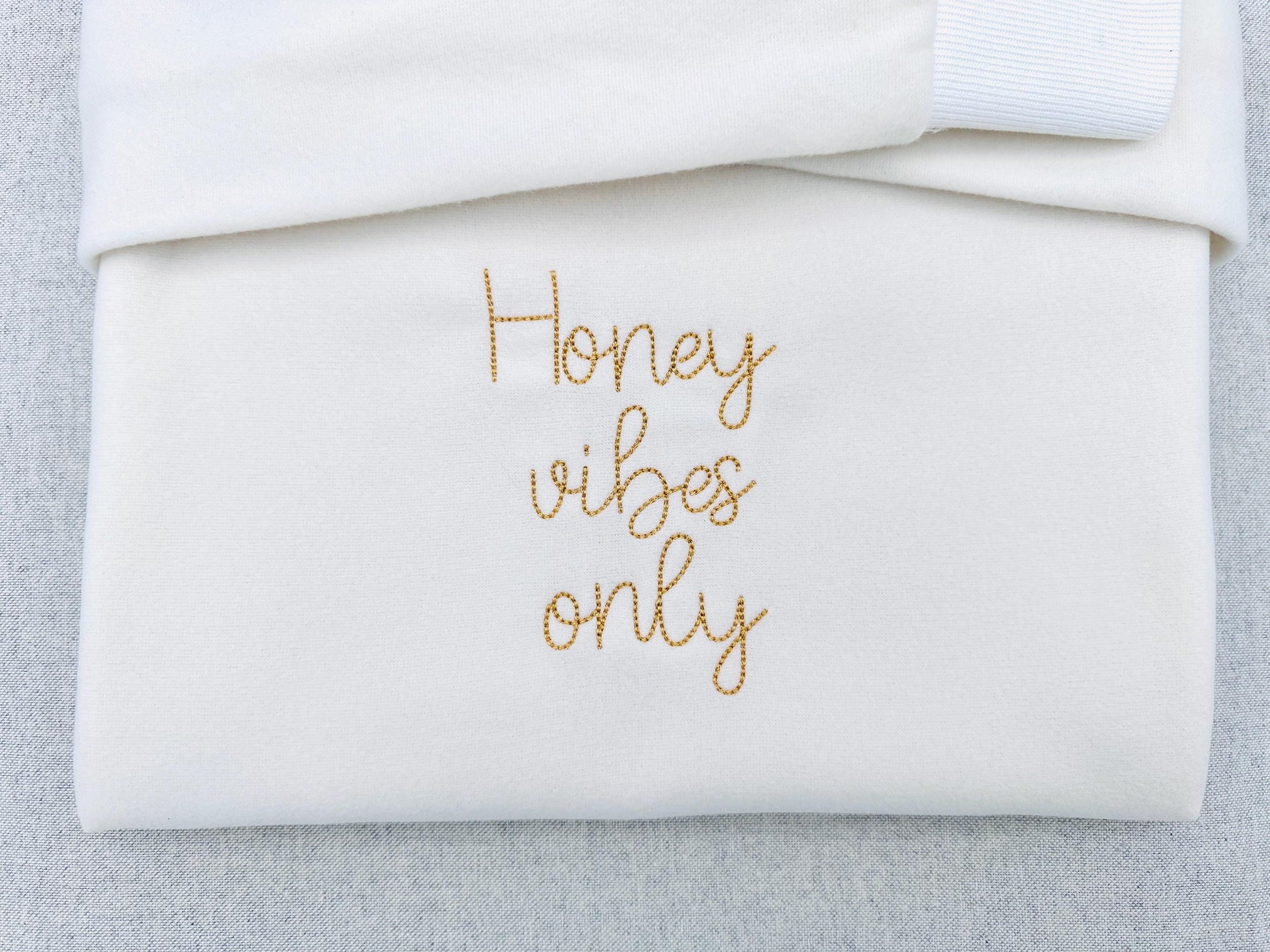Handwritten script Font Honey Bean – Alphabet machine embroidery design by Artapli