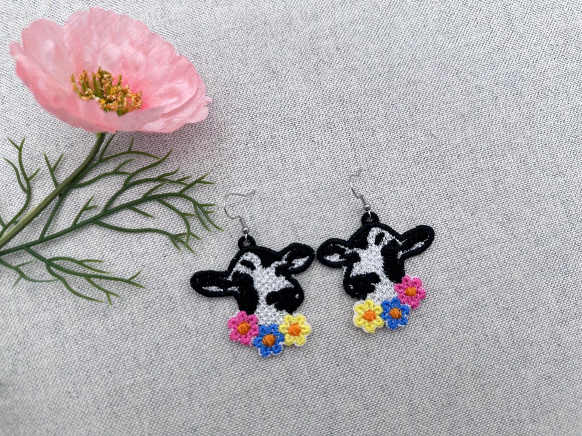 Floral Wreath Cowgirl Earrings FSL – Cow embroidery pattern by Artapli
