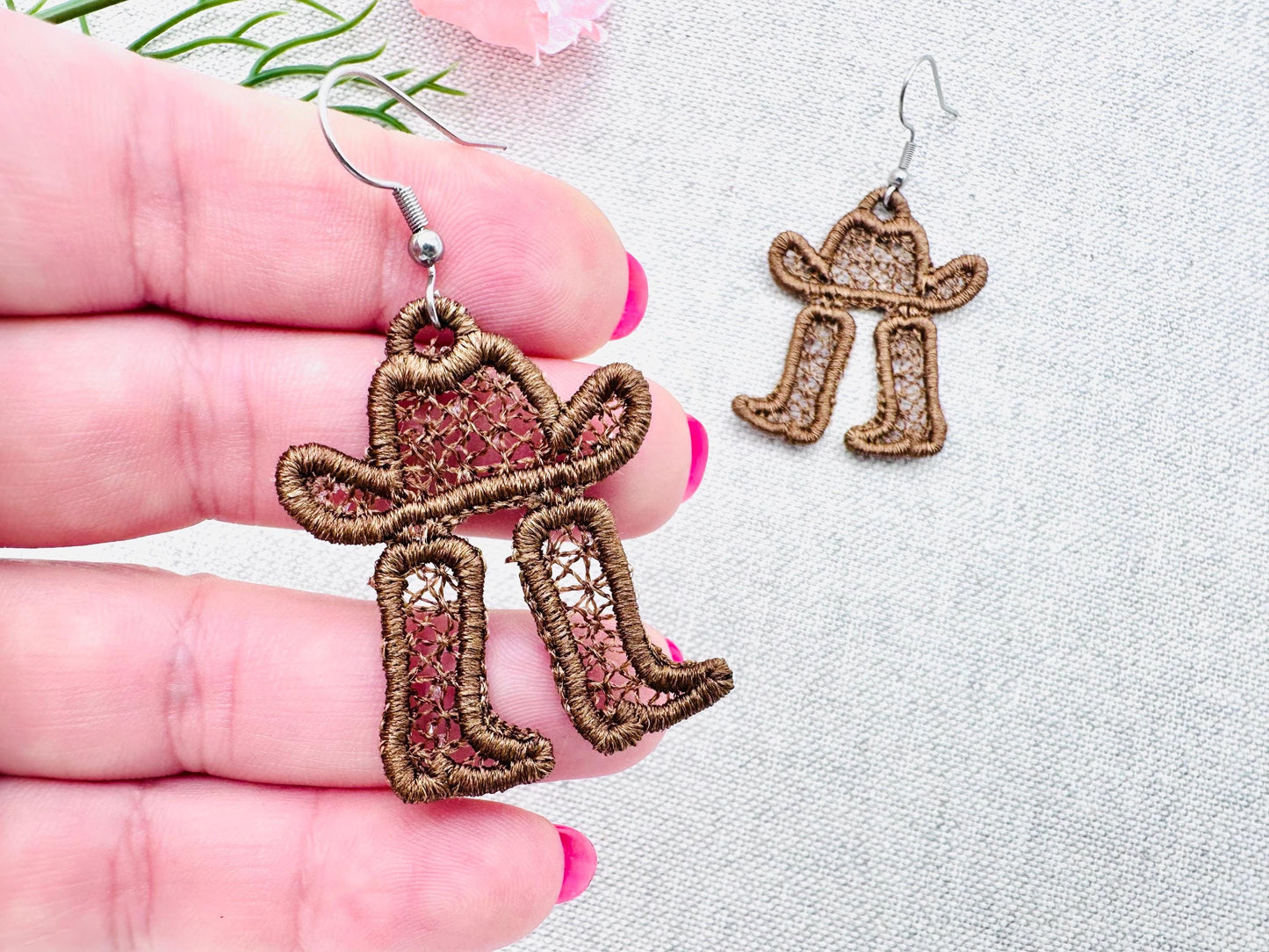 Cowboy Hat and Boots Earrings – Cowboy machine embroidery design by Artapli