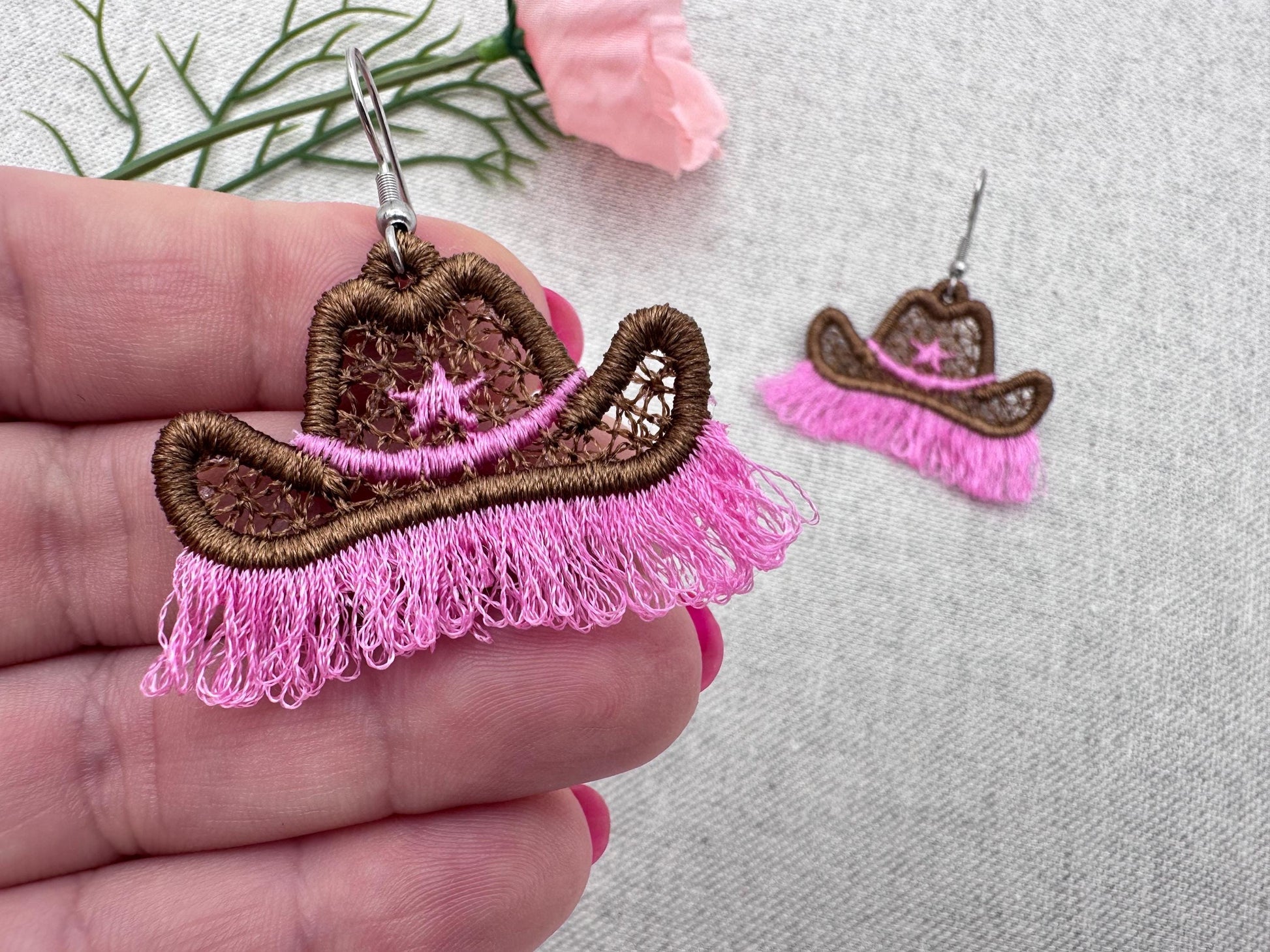 Fringed Cowboy Hat Earrings – Cowboy machine embroidery design by Artapli