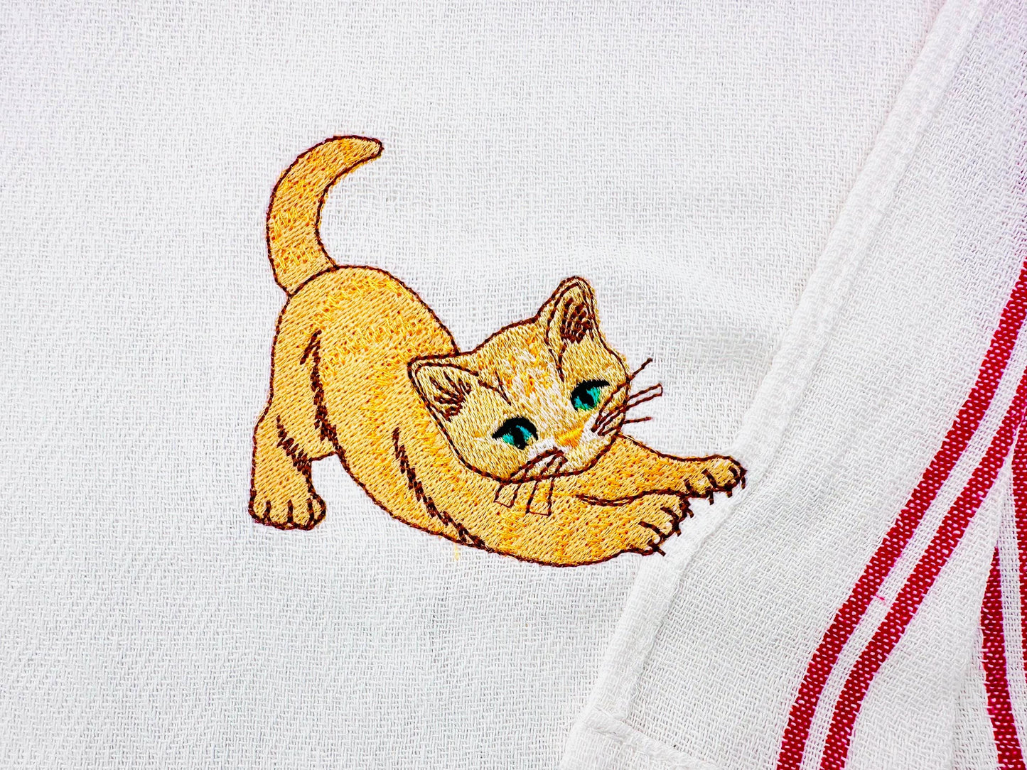 Lovely Scratching Kitty – Sizes 3" 3.5" 4" Digital Embroidery File | Artapli