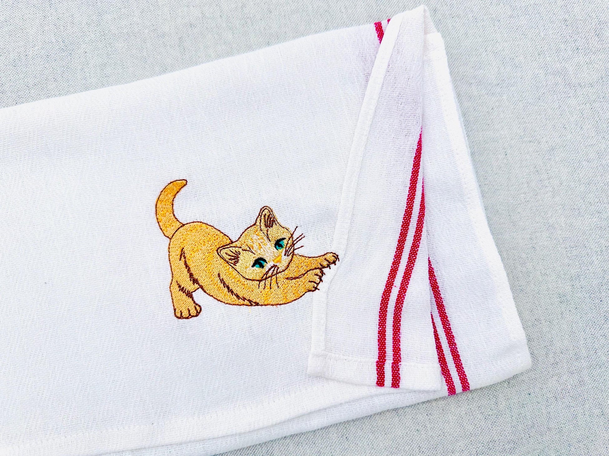 Lovely Scratching  Kitty – Cat embroidery design by Artapli