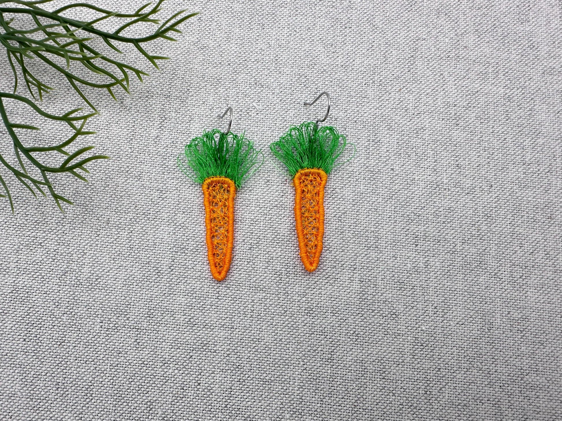 Easter Carrot Earrings FSL – Fringe machine embroidery pattern by Artapli