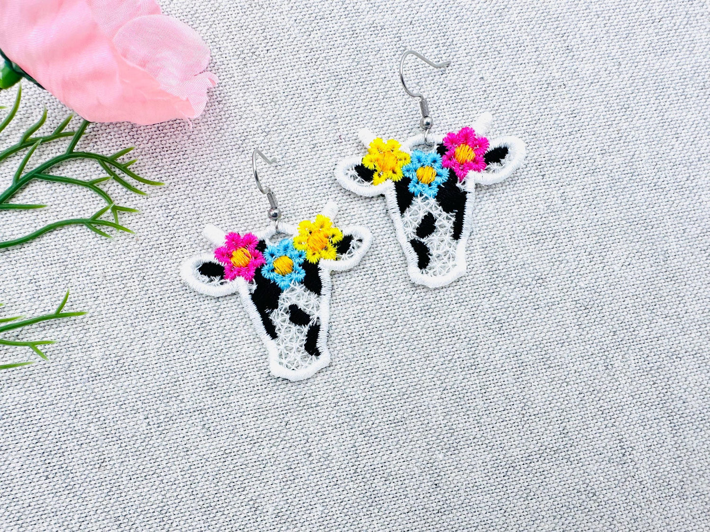 Pretty Floral Wreath Cow Cowgirl – Animal machine embroidery design by Artapli