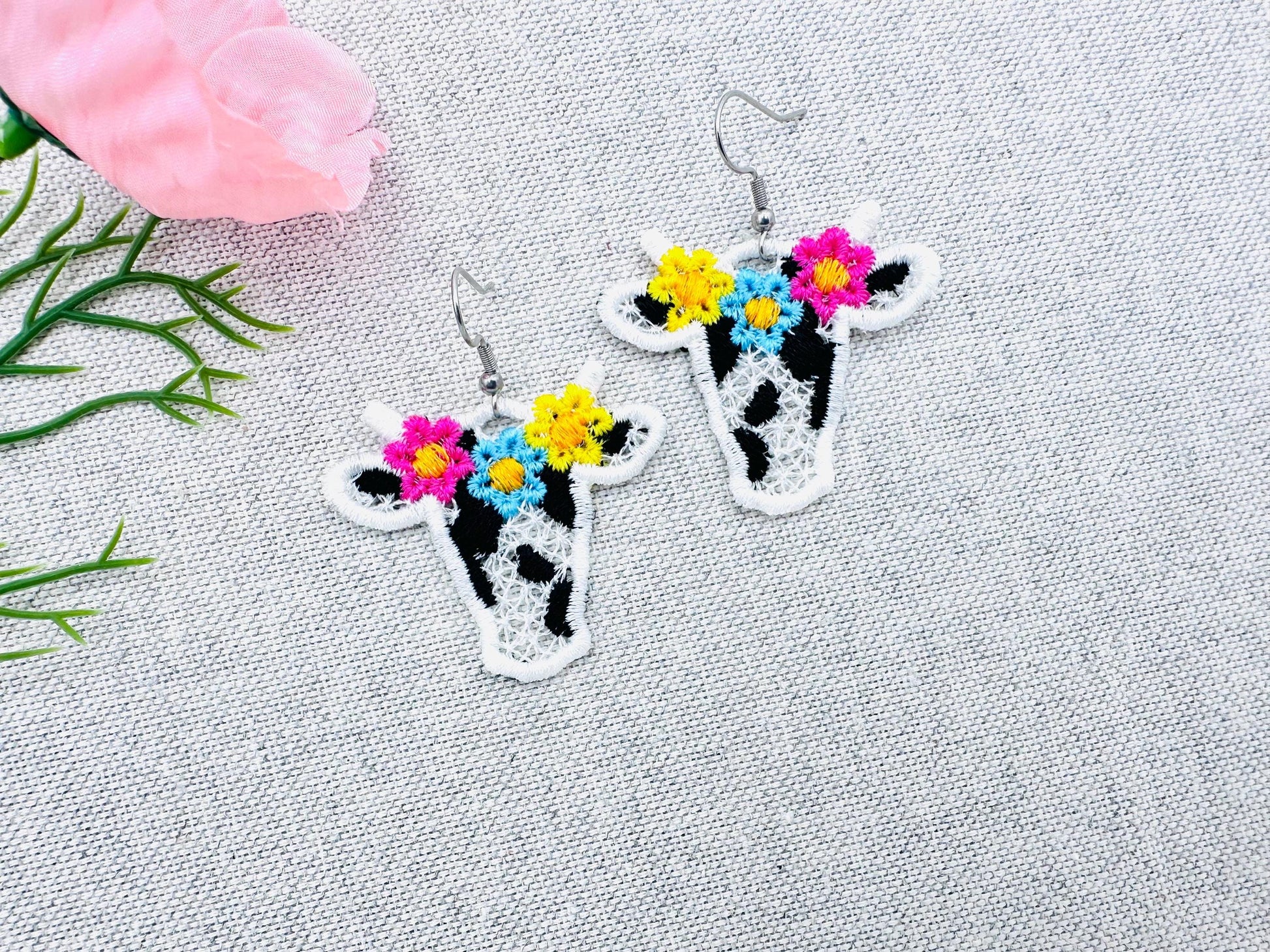 Pretty Floral Wreath Cow Cowgirl – Animal machine embroidery design by Artapli