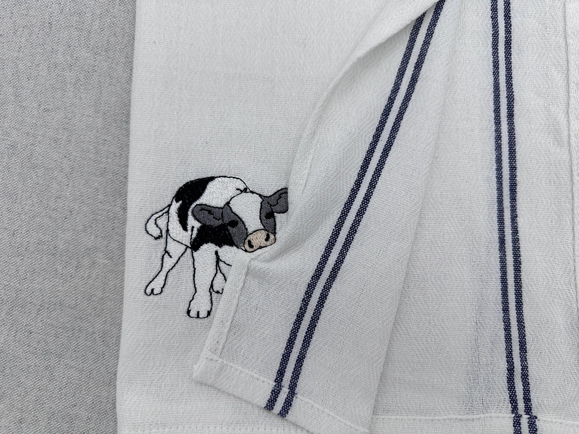 Cute Playing Little Bull Heifer Calf baby cow kitchen dish towel Farm animal kids machine embroidery designs ITH