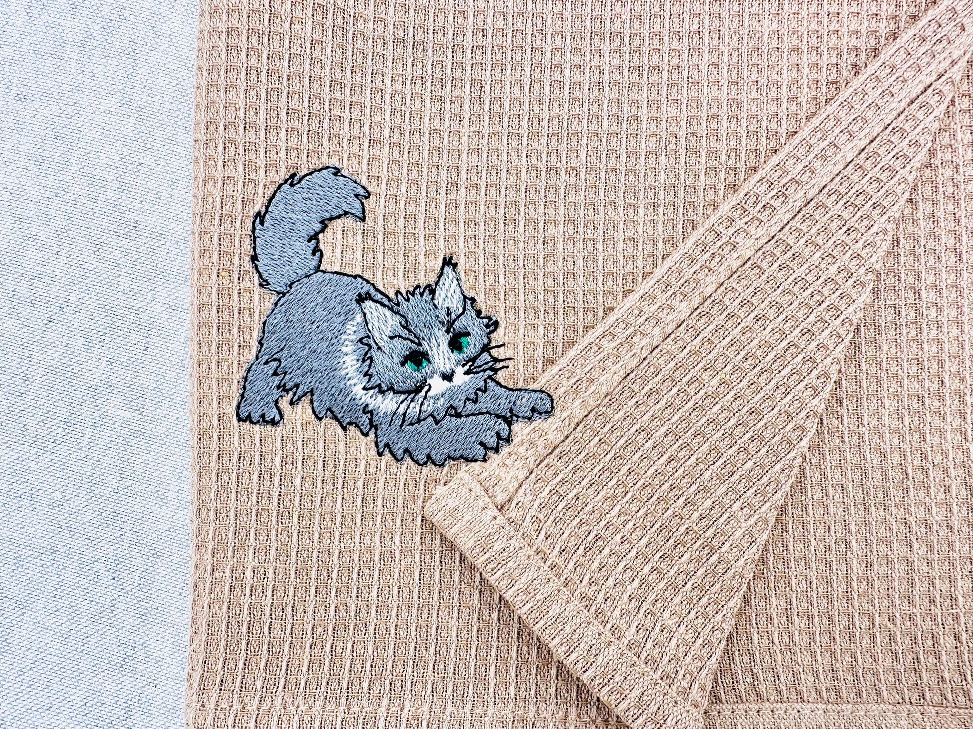 Lovely Scratching Maine Coon Kitty Cat Mama kitchen dish towel pet animal kids machine embroidery designs ITH