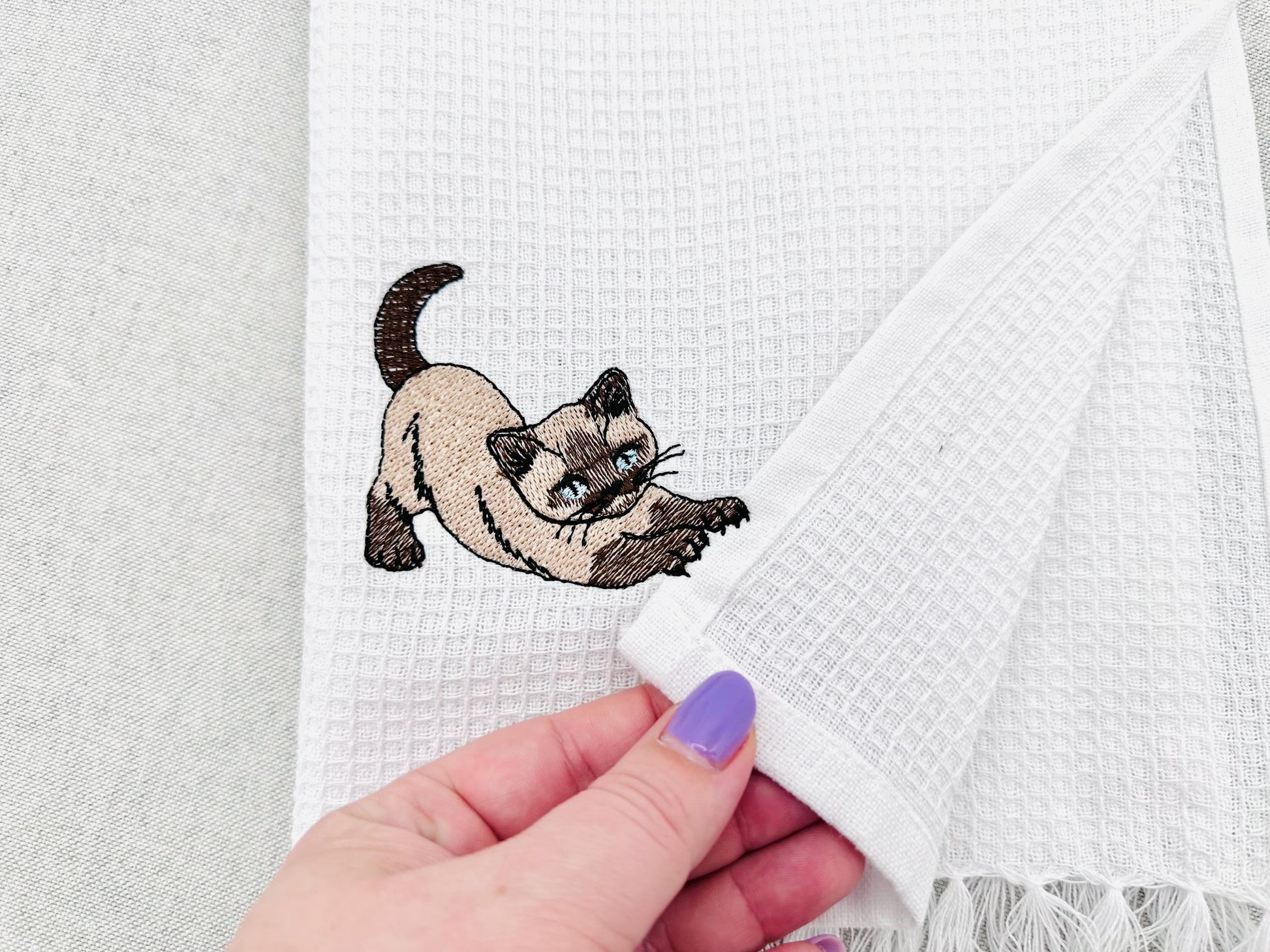 Lovely Scratching Siamese Cat Kitty Mama kitchen dish towel pet animal kids machine embroidery designs ITH