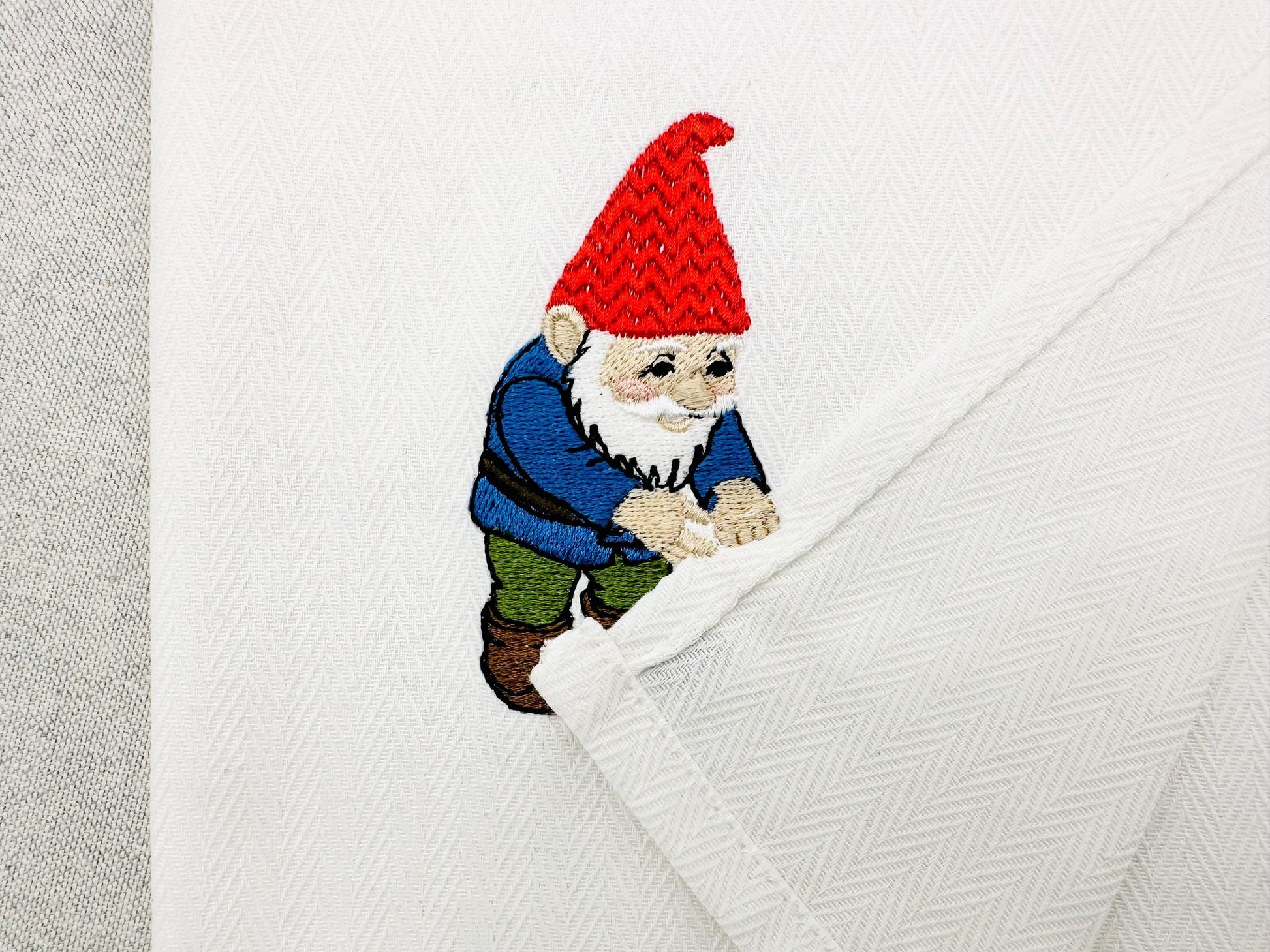 Cute Playing Garden Gnome stealing kitchen dish towel Yard Gnome thief machine embroidery designs ITH