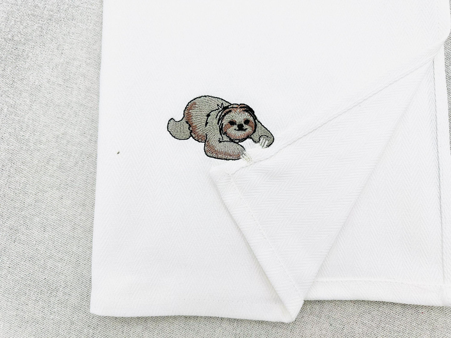 Cute Playing Little Sloth stealing kitchen dish towel wild animal thief machine embroidery designs ITH