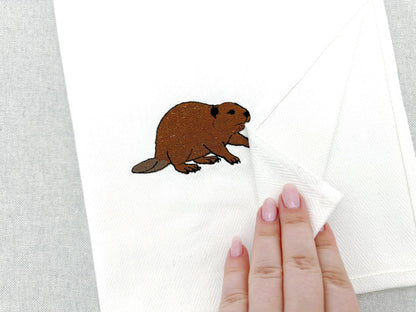 Naughty playing Beaver stealing kitchen dish towel wild animal thief machine embroidery designs ITH