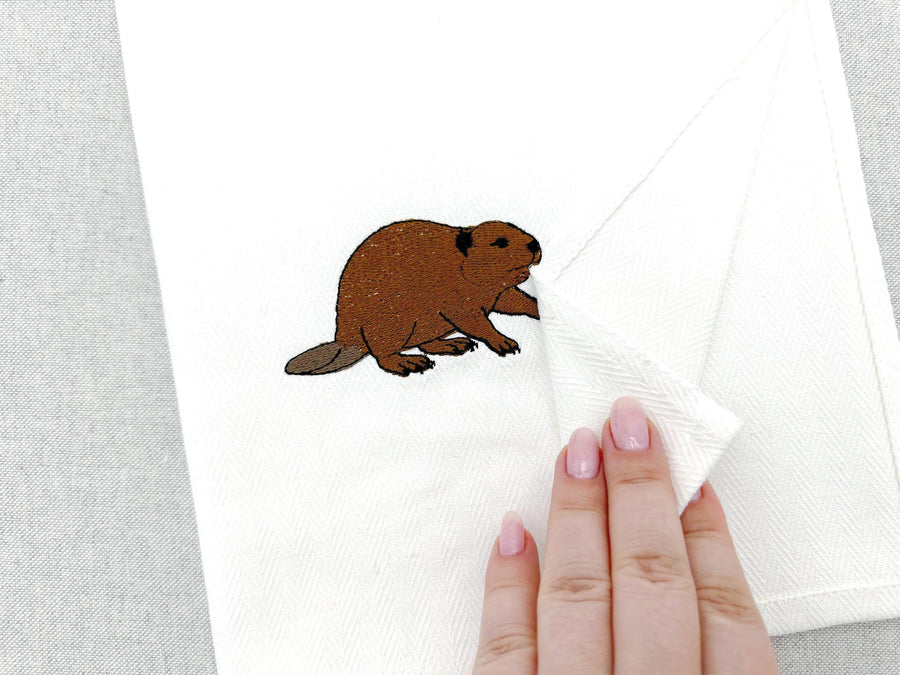 Naughty playing Beaver stealing kitchen dish towel wild animal thief machine embroidery designs ITH