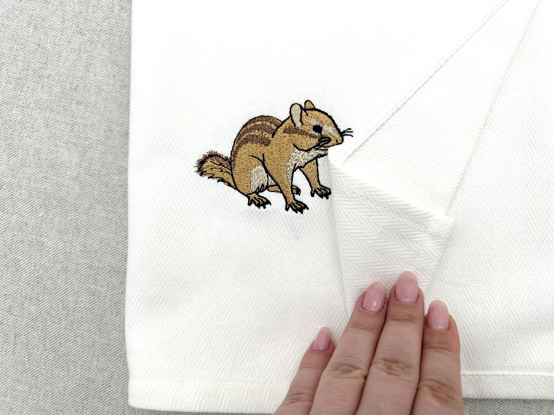 Cute little Chipmunk Squirrel stealing kitchen dish towel wild animal thief machine embroidery designs ITH