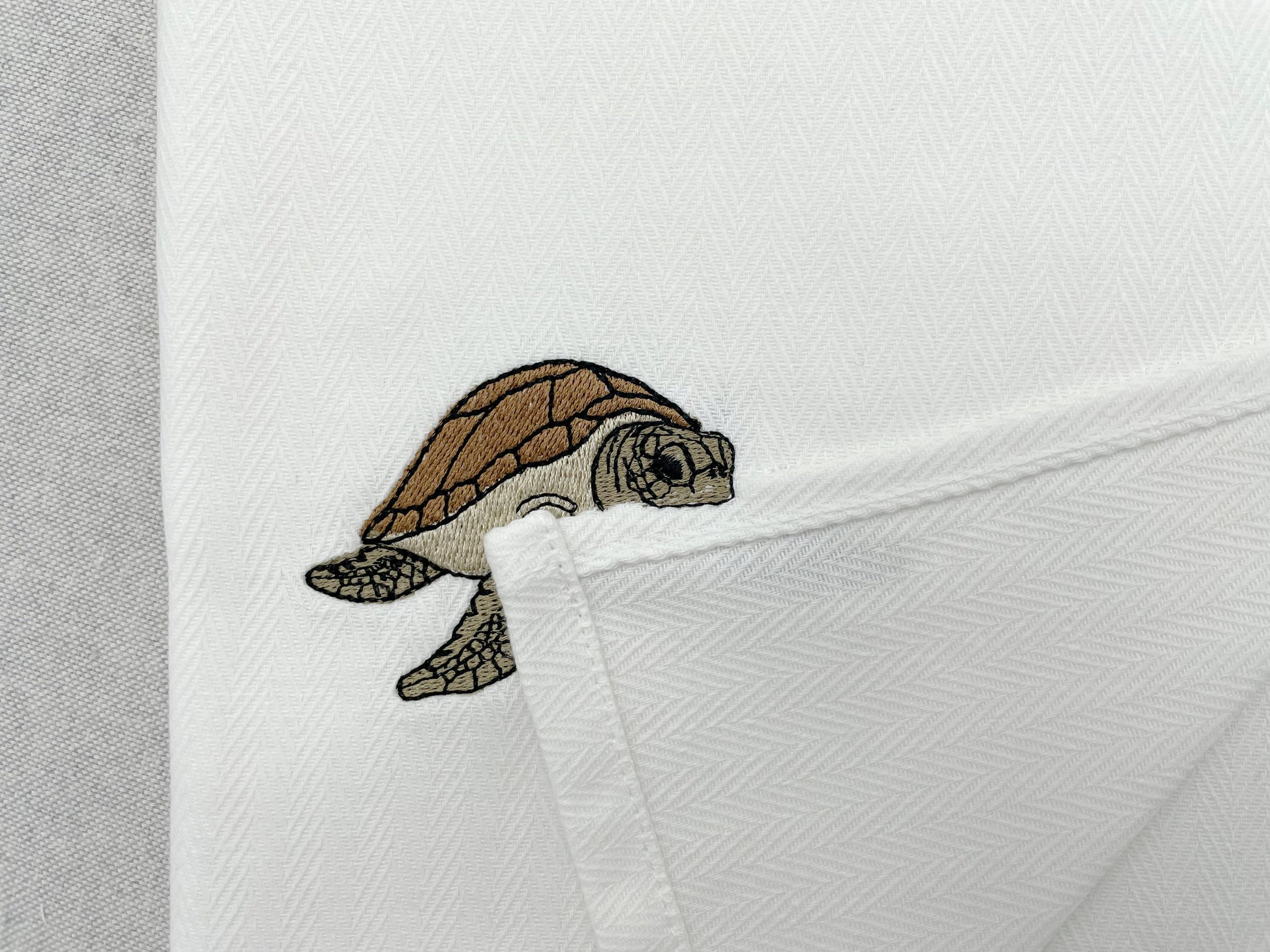 Cute playing Sea Turtle stealing kitchen dish towel wild marine animal thief machine embroidery designs ITH