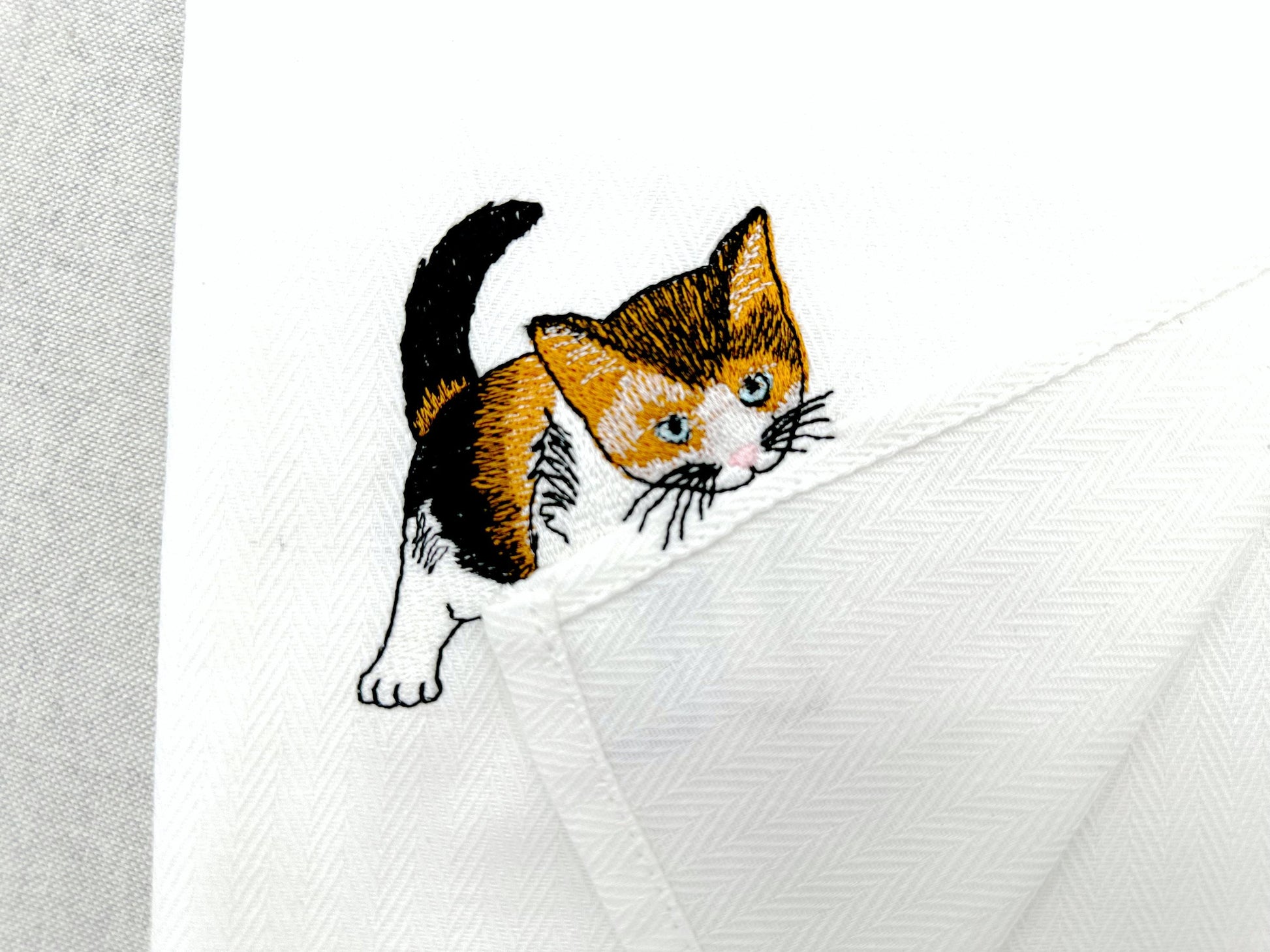 Lovely playing Calico Cat Kitten Kitty stealing kitchen dish towel pet animal thief machine embroidery designs ITH