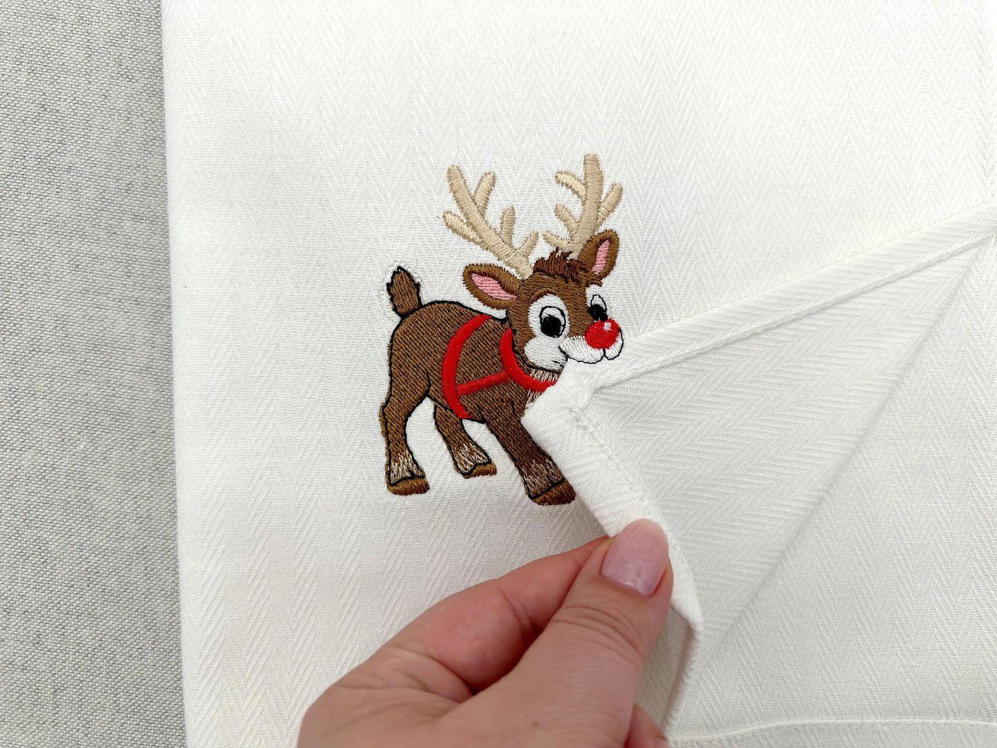 Cute Playing Rudolph Reindeer stealing kitchen dish towel animal Thief Christmas machine embroidery designs ITH