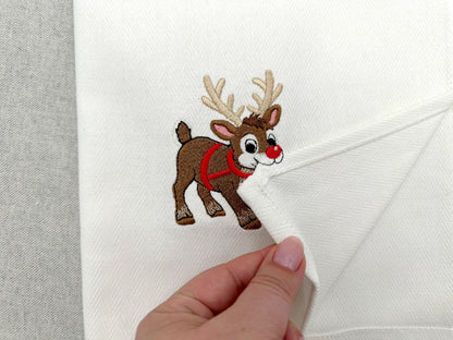Cute Playing Rudolph Reindeer stealing kitchen dish towel animal Thief Christmas machine embroidery designs ITH