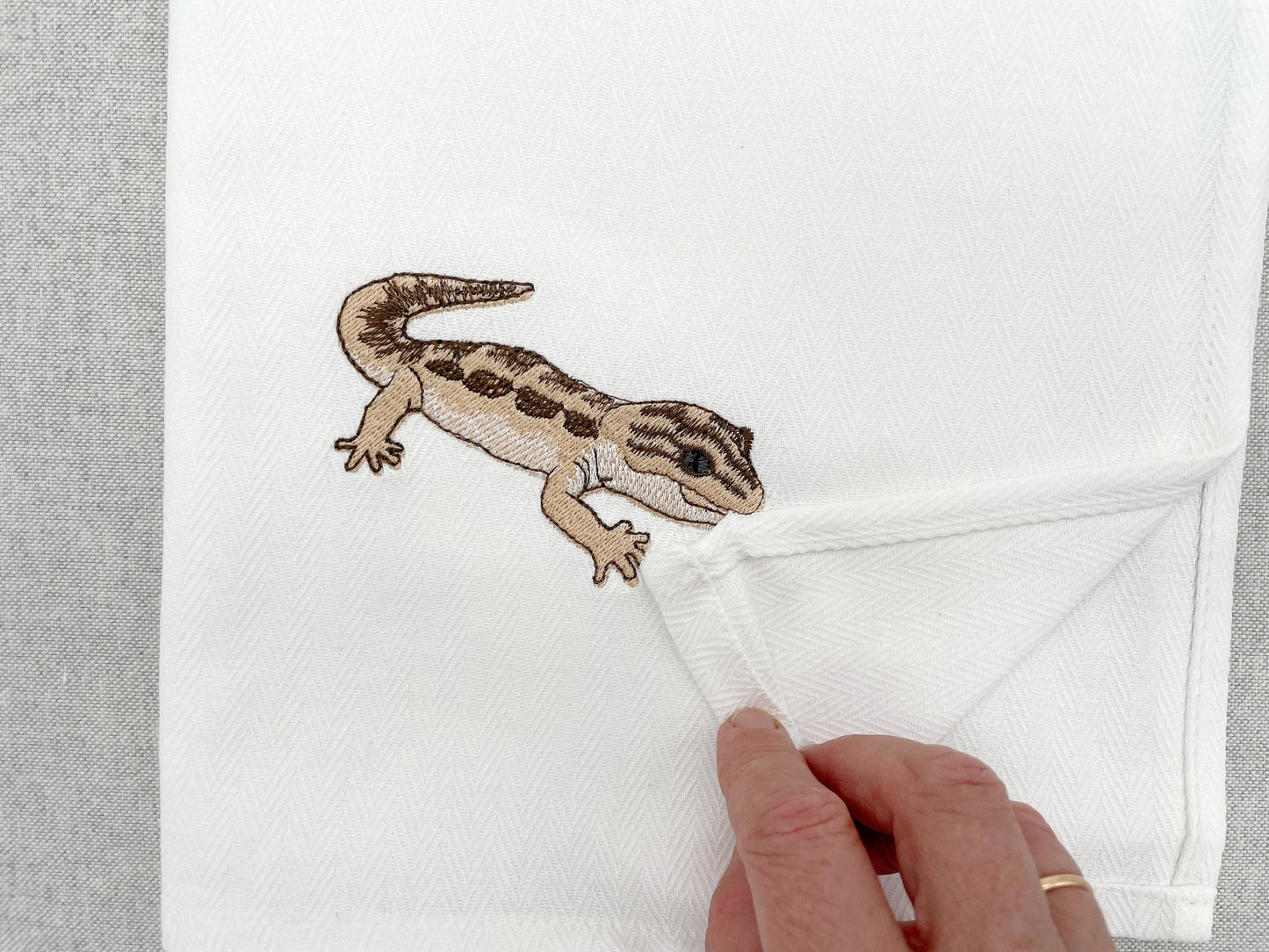 Naughty Playing Gecko Lizard kitchen dish towel wild animal Thief Iguana machine embroidery designs ITH
