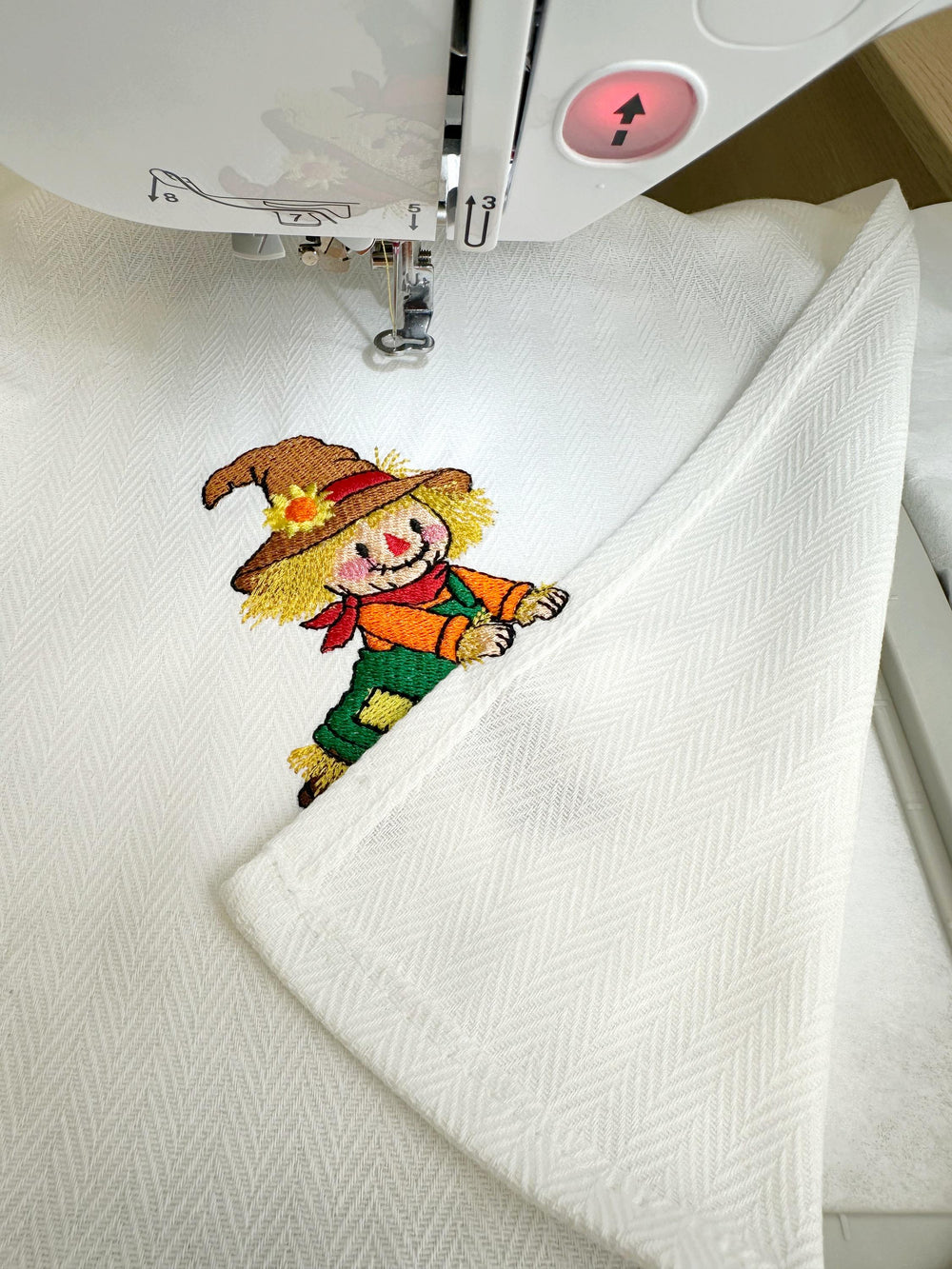 Playful Scarecrow Towel Thief – machine embroidery design by Artapli, photo 3