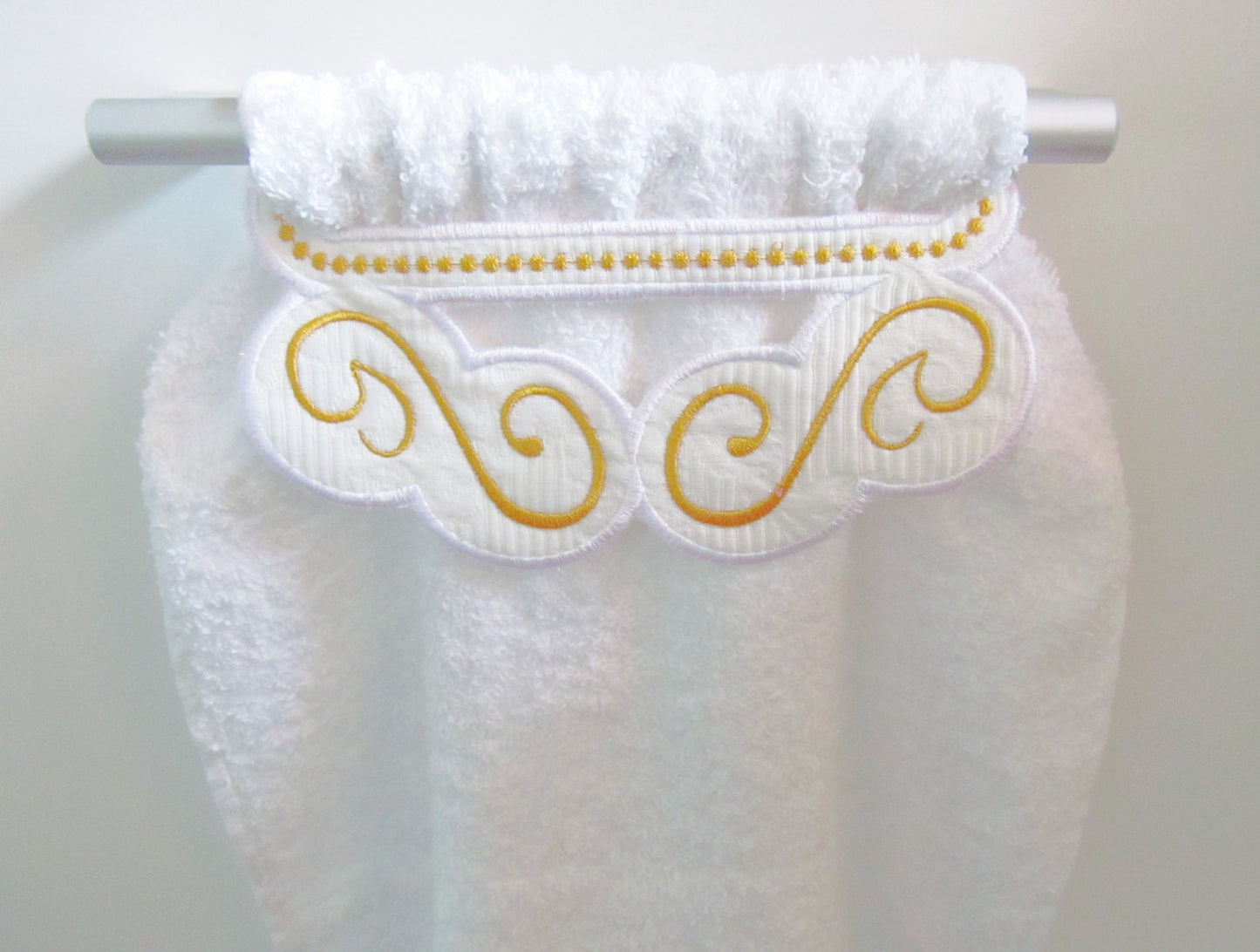 Old Fashioned Curl Towel Topper - image 1